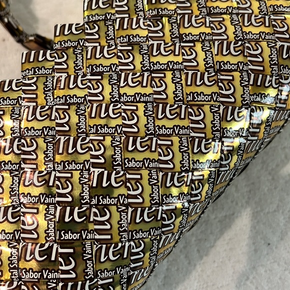 Petite bag. Made from gum wrappers purchased in Dominican Republic - Picture 4 of 4